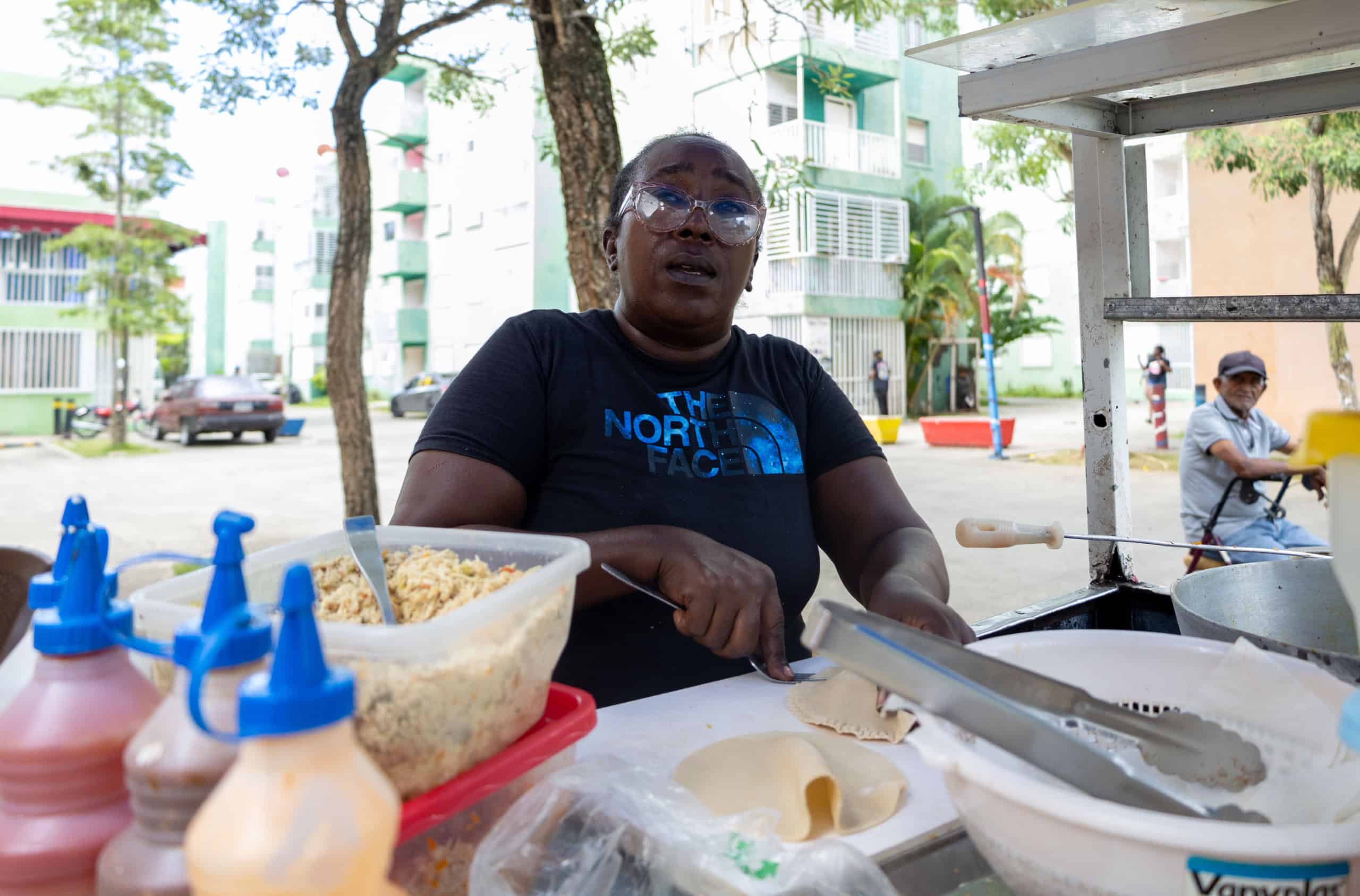 Ramona P&eacute;rez vendedora de empanadas y mab&iacute; durante la feria de emprendedores. 
