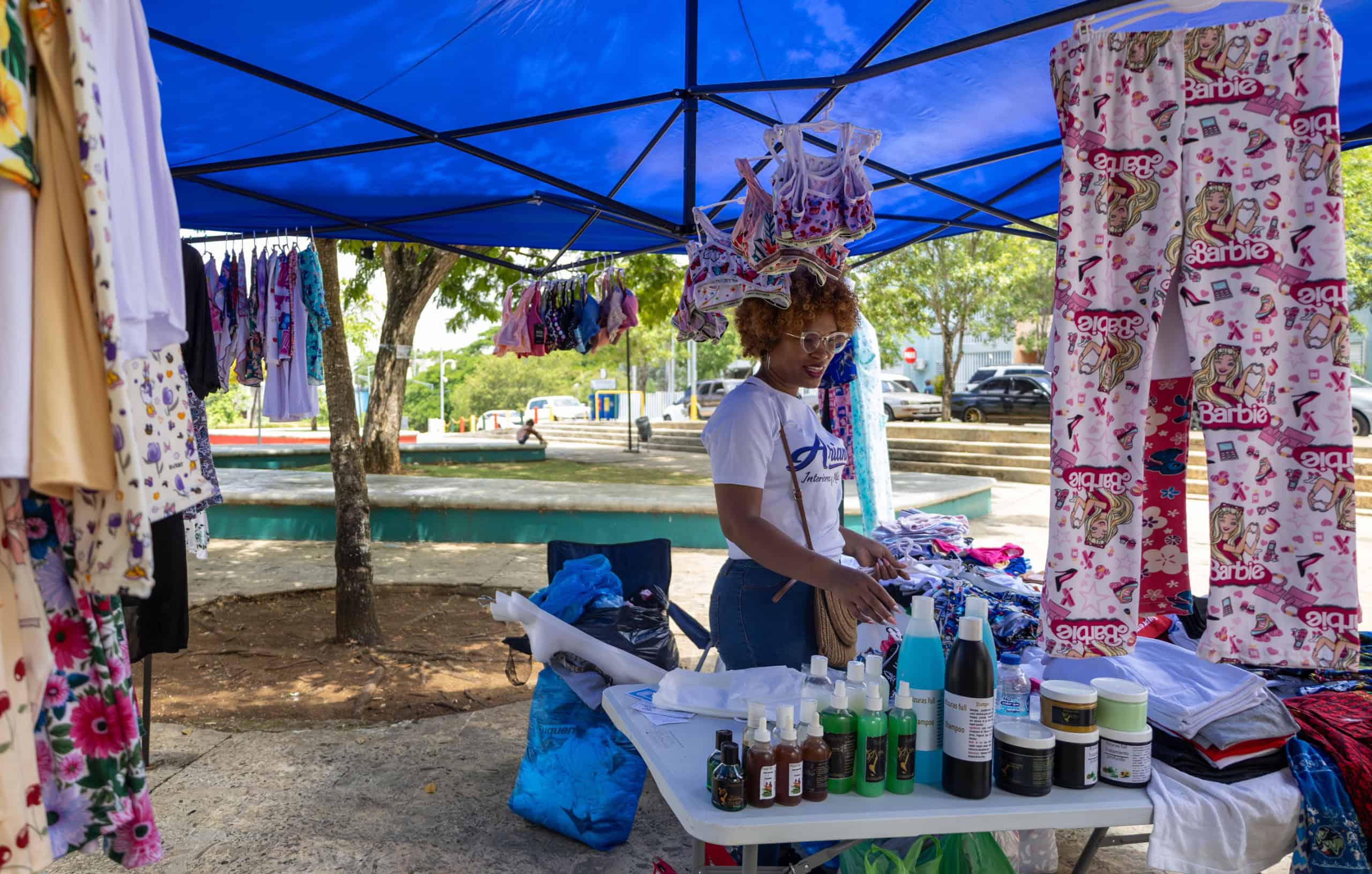 Arianny Mora exhibe los productos de belleza que elabora y comercializa.