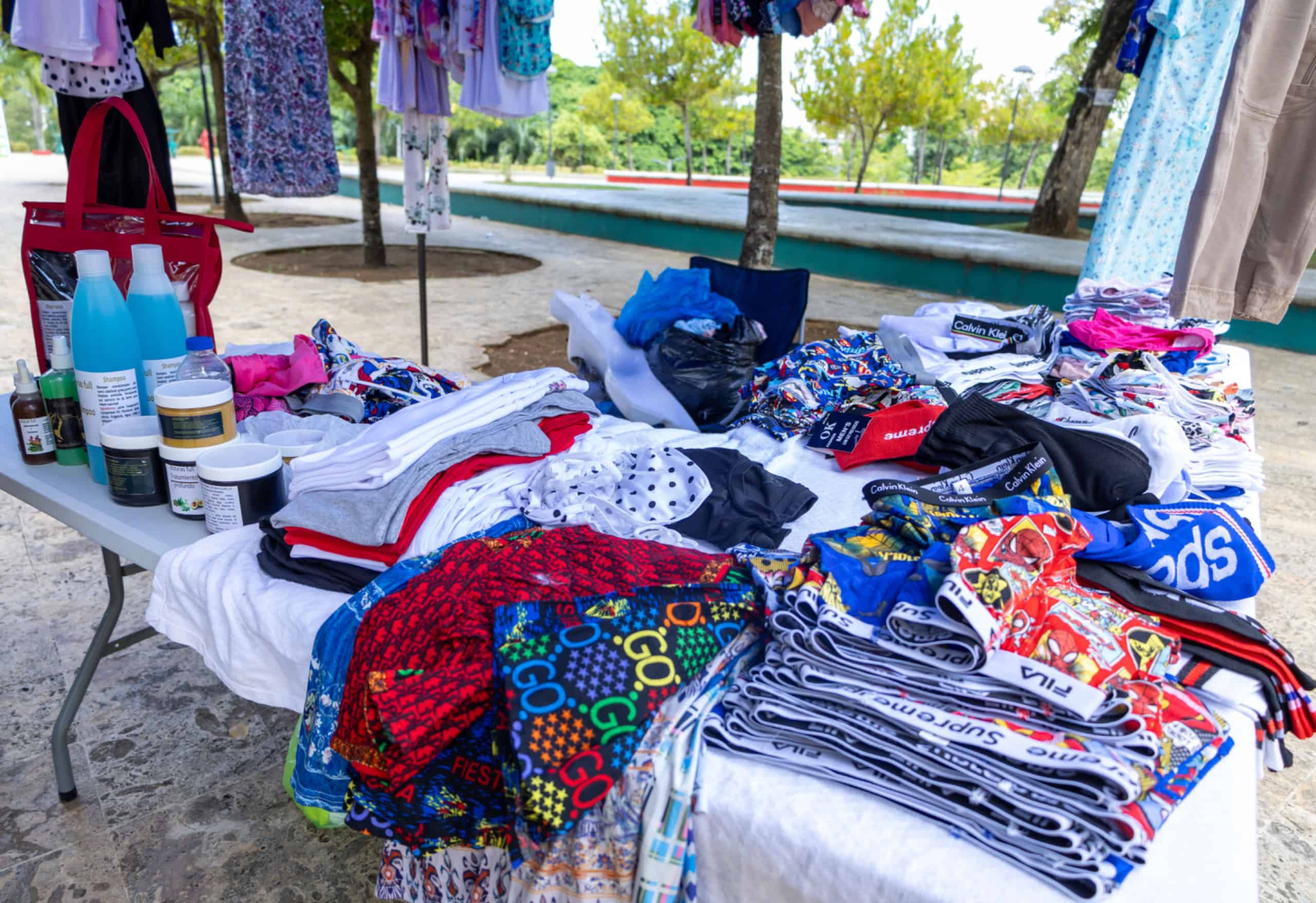 Venta de ropas durante la feria en La Nueva Barquita.