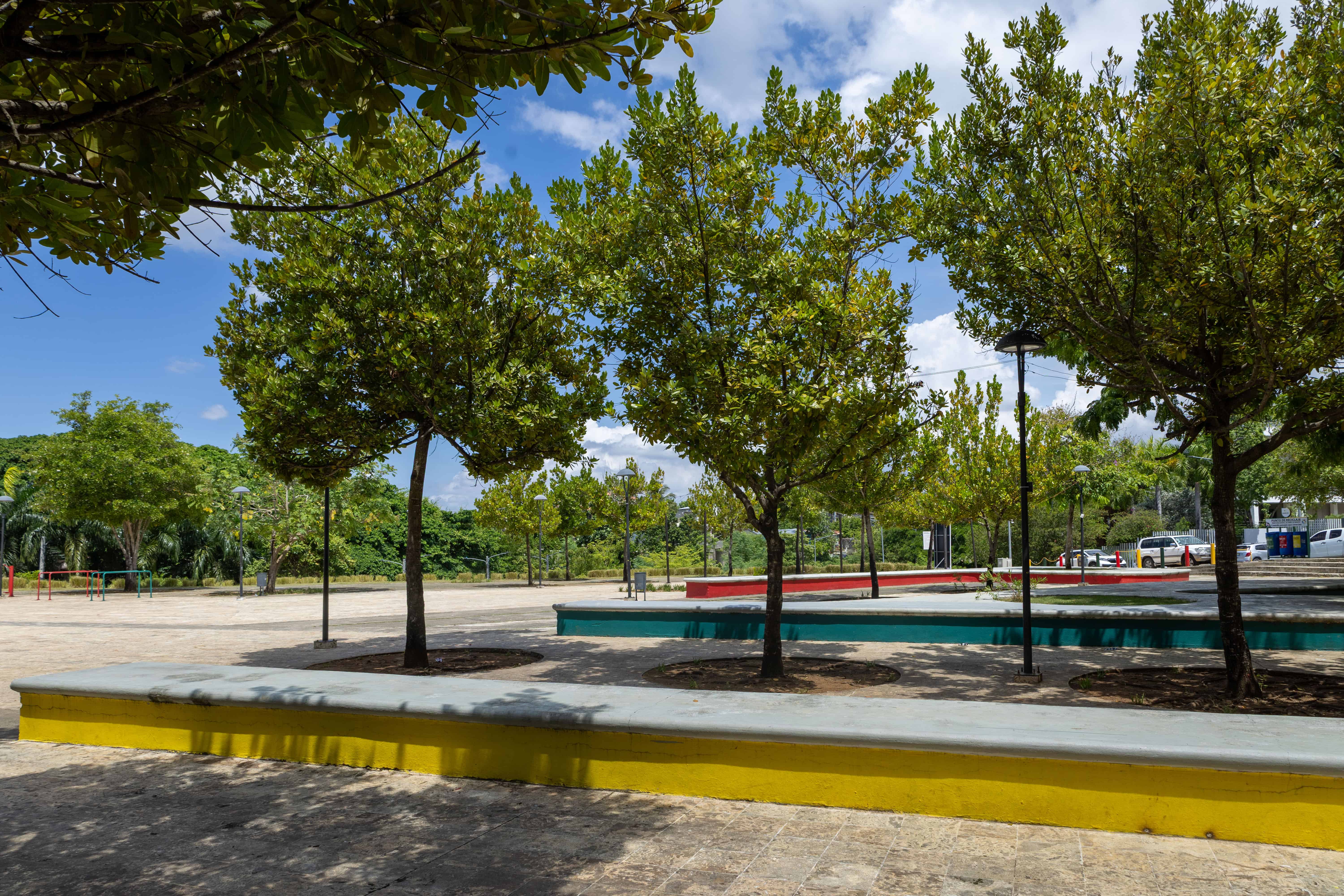 El complejo cuenta con parques y &aacute;reas verdes para el disfrute de los residentes.