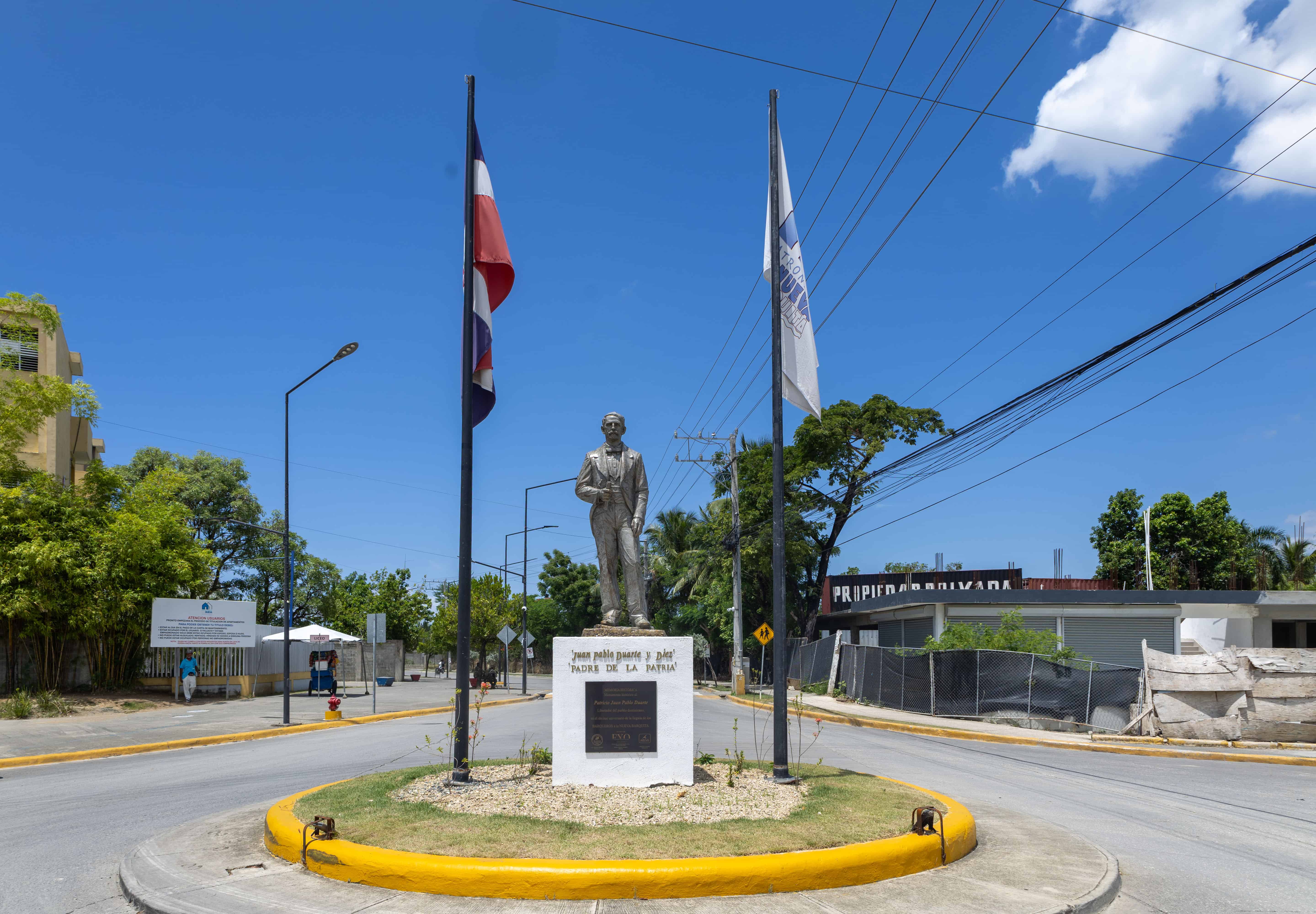 La entrada principal de La Nueva Barquita est&aacute; presidida por una estatua en honor a Juan Pablo Duarte.