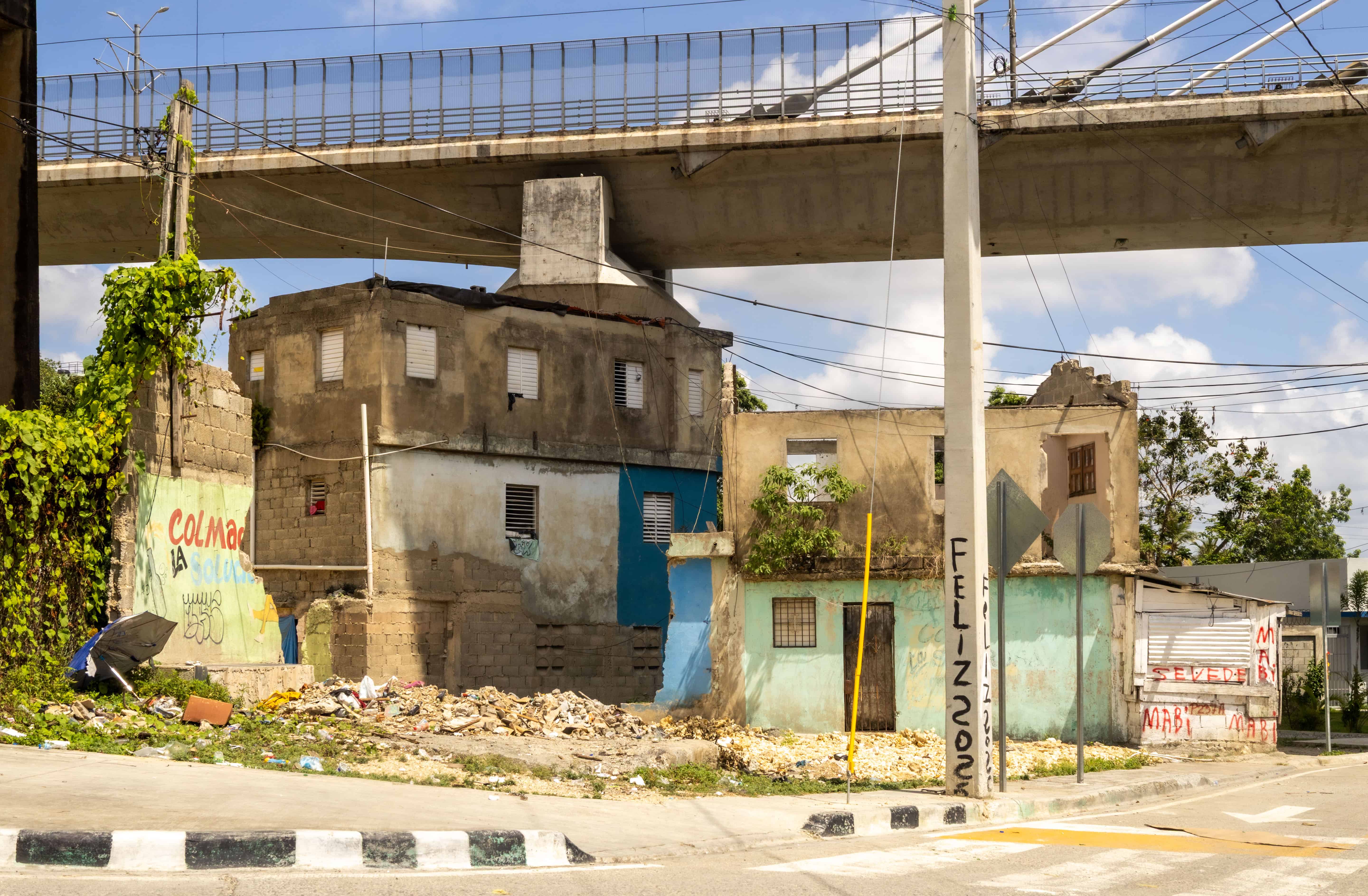 Del lado del Distrito Nacional todav&iacute;a quedan 17 viviendas por destruir.  