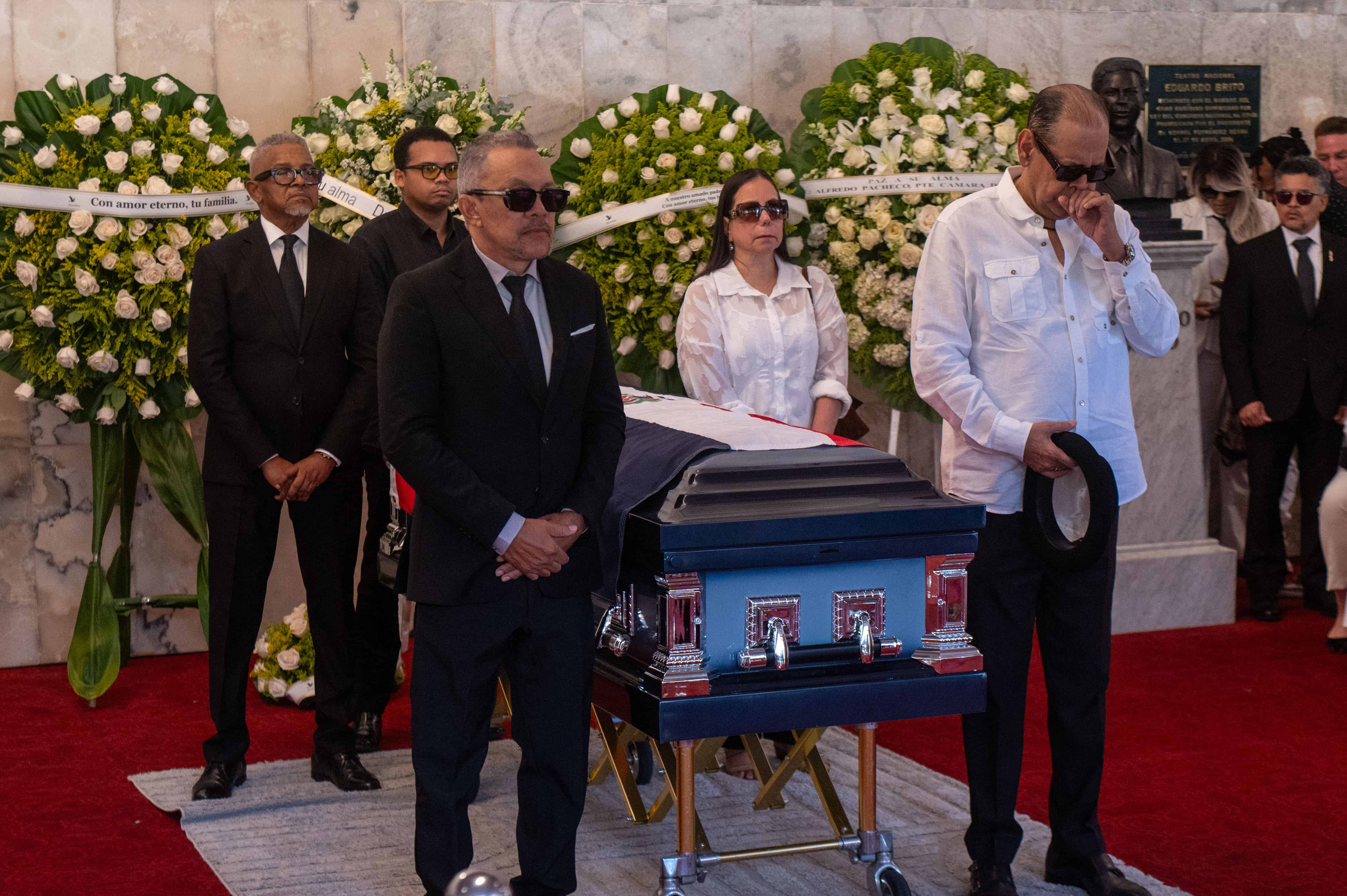Los merengueros Rafa Rosario y Fernando Villalona hacen guardia de honor a Alex Bueno.