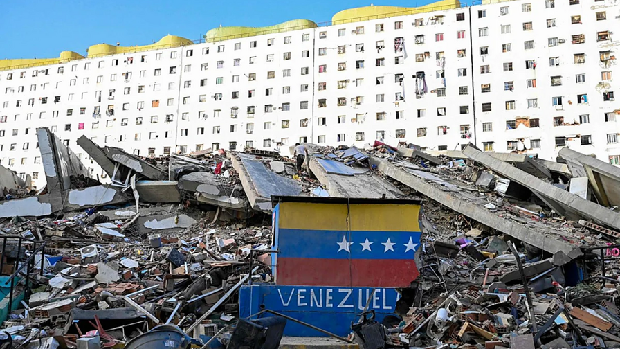 Colapsa complejo del plan bandera de vivienda de Hugo Ch&aacute;vez tras sismos en Venezuela