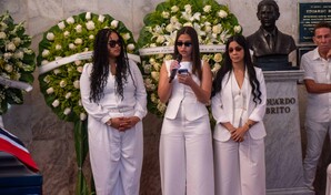 El &uacute;ltimo adi&oacute;s a Alex Bueno: su hermana y sus hijas recuerdan al hombre detr&aacute;s del artista