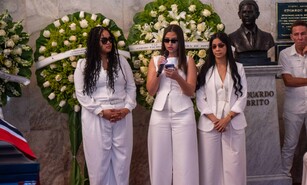 El &uacute;ltimo adi&oacute;s a Alex Bueno: su hermana y sus hijas recuerdan al hombre detr&aacute;s del artista
