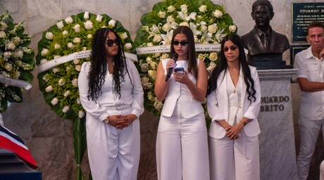 El &uacute;ltimo adi&oacute;s a Alex Bueno: su hermana y sus hijas recuerdan al hombre detr&aacute;s del artista