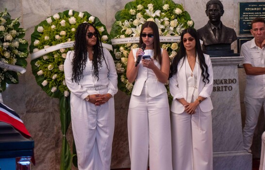 El &uacute;ltimo adi&oacute;s a Alex Bueno: su hermana y sus hijas recuerdan al hombre detr&aacute;s del artista