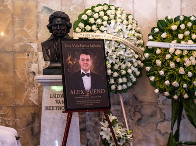 El último aplauso para Alex Bueno: un homenaje a la voz multifacética