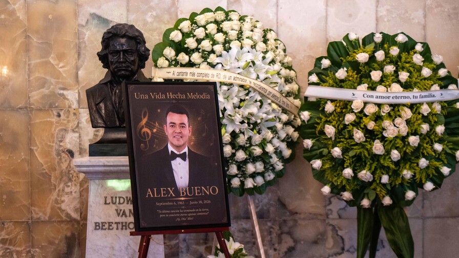 Rep&uacute;blica Dominicana despide a Alex Bueno, la voz multifac&eacute;tica que conquist&oacute; generaciones