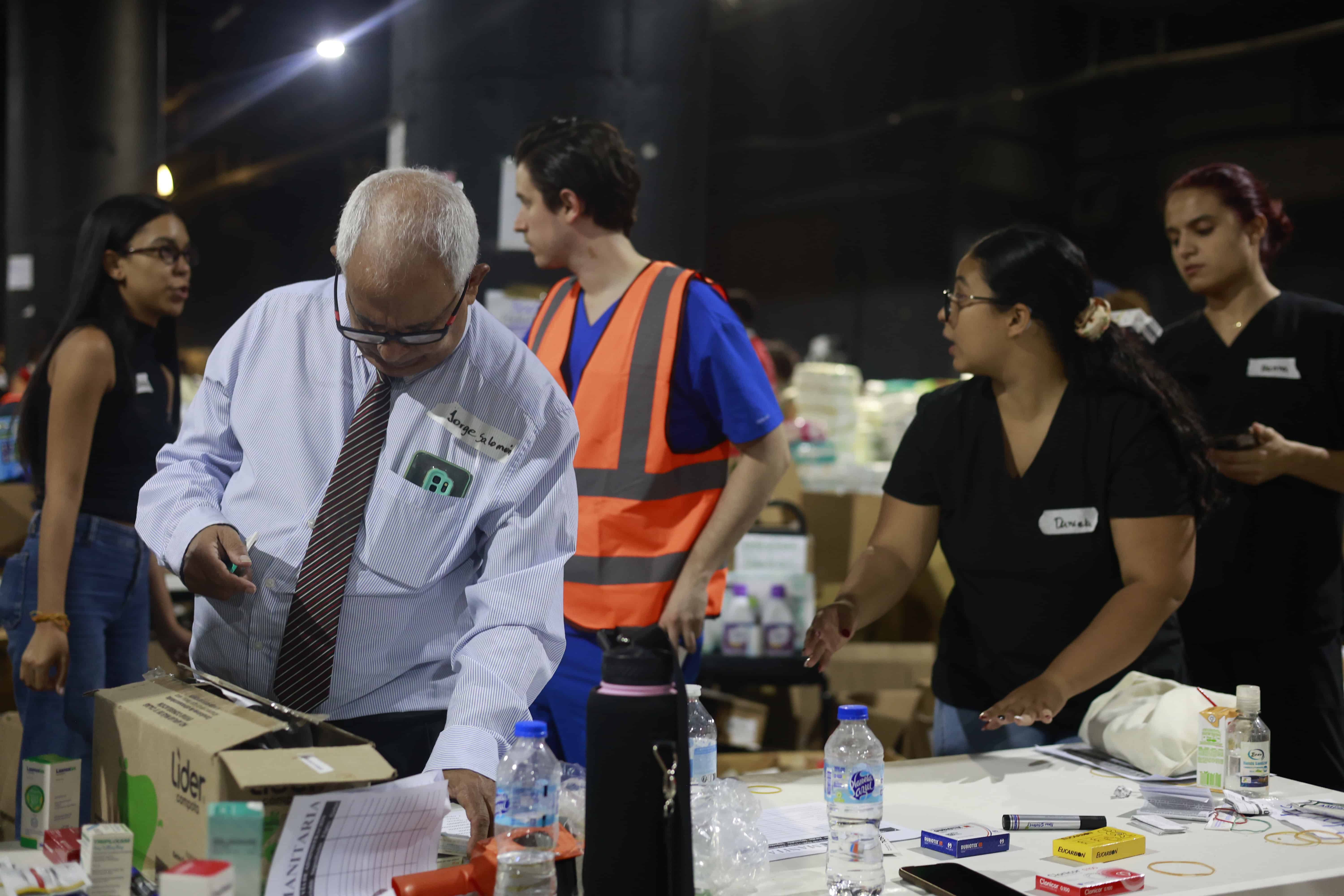 Personas que acuden a los centros de acopio a donar insumos. 