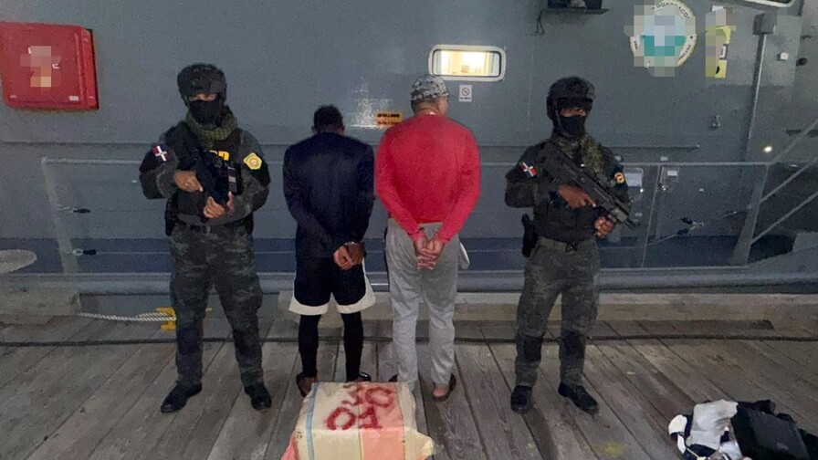 Arrestan a dos personas por decomiso de 30 paquetes de coca&iacute;na en Peravia