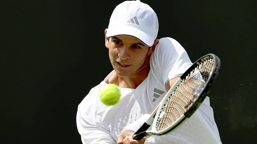 Rafael J&oacute;dar, de apenas 19 a&ntilde;os, pisa fuerte sobre la hierba de Wimbledon en su debut