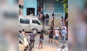 Hombre intenta entrar a casa de expareja tras enterarse que tiene novio; motoristas intervienen