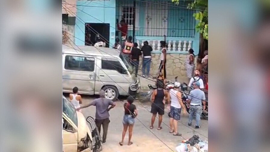 Hombre intenta entrar a casa de expareja tras enterarse que tiene novio; motoristas intervienen