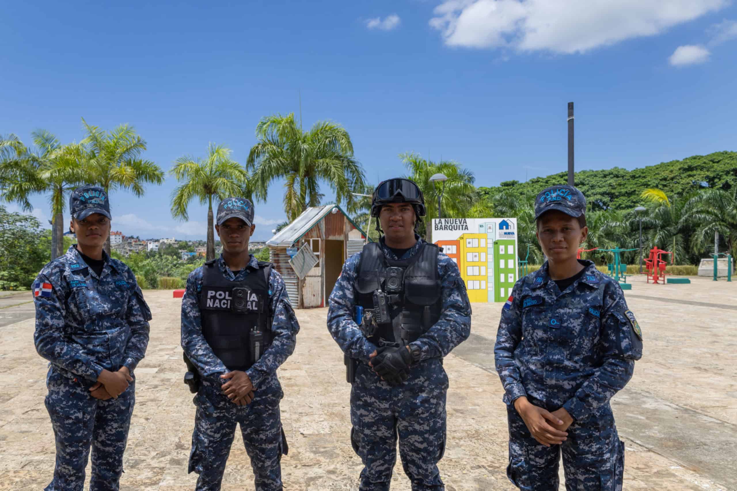 Agentes policiales resguardan uno de los accesos a La Nueva Barquita durante la jornada conmemorativa.