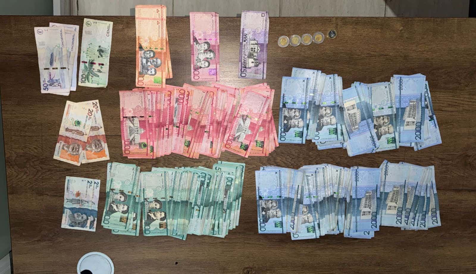 Parte del efectivo ocupado por la Polic&iacute;a Nacional durante el operativo de arresto.