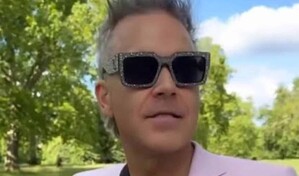 El cantante Robbie Williams se une a m&uacute;sico callejero en Sevilla