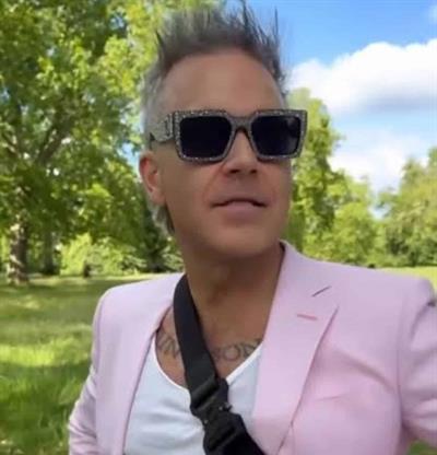 El cantante Robbie Williams se une a m&uacute;sico callejero en Sevilla