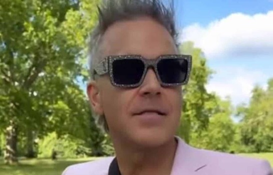El cantante Robbie Williams se une a m&uacute;sico callejero en Sevilla