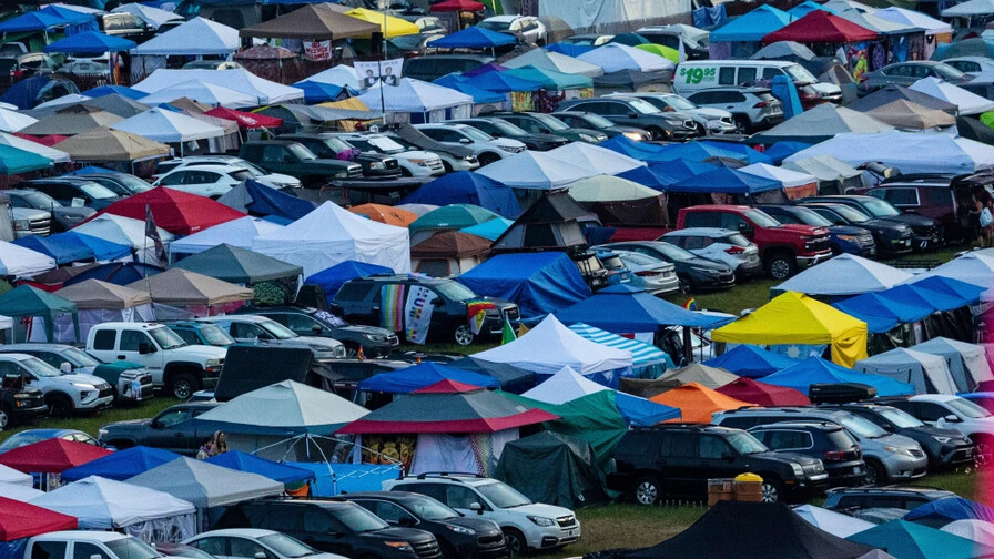 Hallan el cad&aacute;ver de un beb&eacute; en un ba&ntilde;o port&aacute;til durante un festival de m&uacute;sica en Michigan