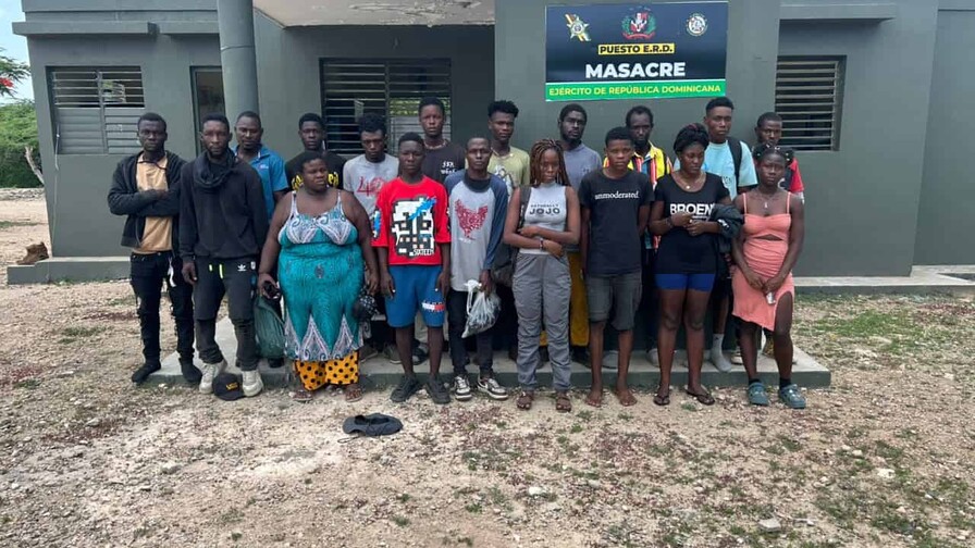 Militares detienen a 29 haitianos en condición migratoria irregular en la zona fronteriza Militares detienen a 29 haitianos en condición migratoria irregular en la zona fronteriza
