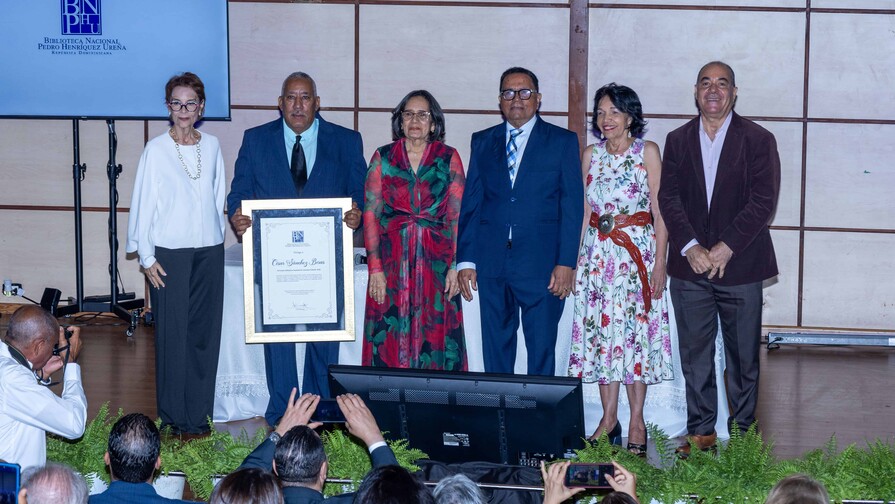 C&eacute;sar S&aacute;nchez Beras recibe el Premio Biblioteca Nacional de Literatura Infantil 2026