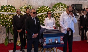 Fernando Villalona conmovido tras la muerte de Alex Bueno: "Ahora va a ser m&aacute;s querido"