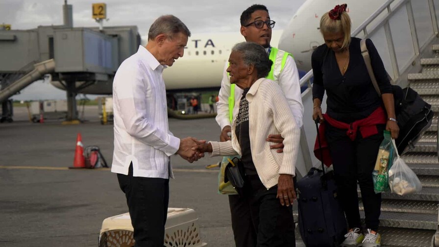 Gobierno facilita retorno al pa&iacute;s de 65 dominicanos en vuelo humanitario desde Venezuela