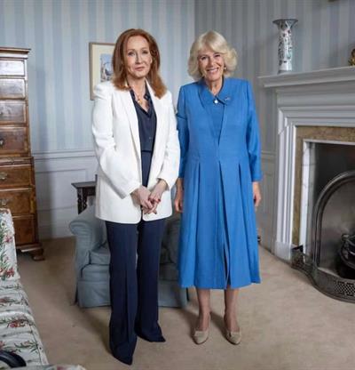 La reina Camila recibe cr&iacute;ticas por recibir a J.K. Rowling en pleno mes del orgullo LGTBI+