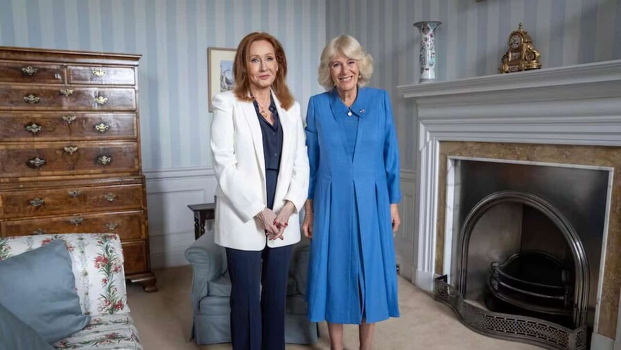 La reina Camila recibe cr&iacute;ticas por recibir a J.K. Rowling en pleno mes del orgullo LGTBI+