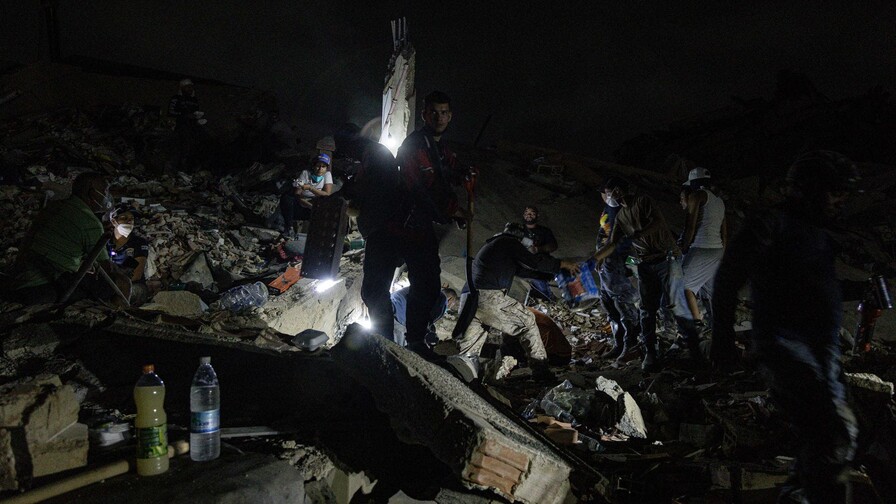Las tareas de rescate contin&uacute;an en Venezuela entre avisos de escasez y enfermedades