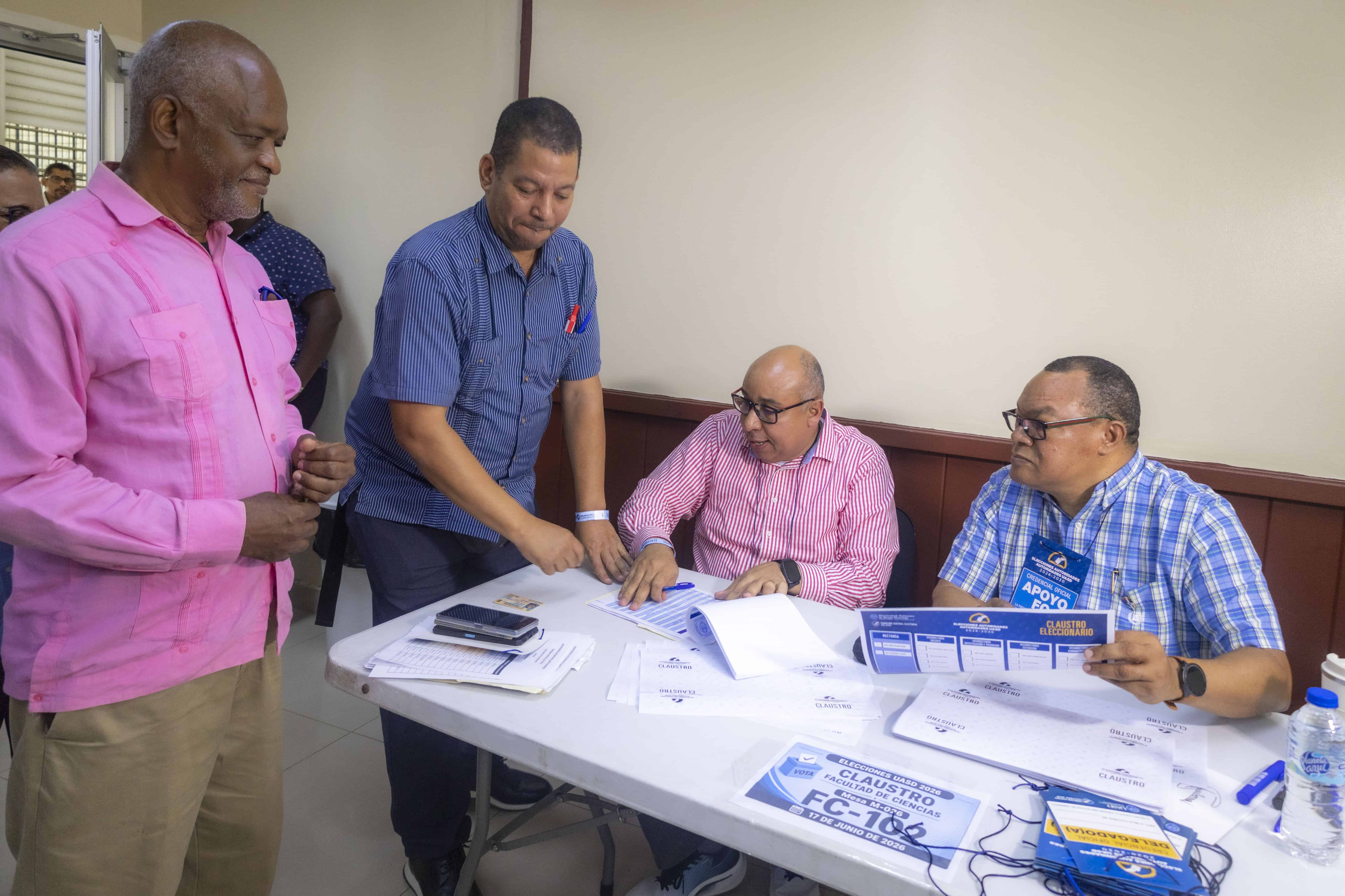 Colaboradores durante la celebración de la primera vuelta el pasado 17 de junio.