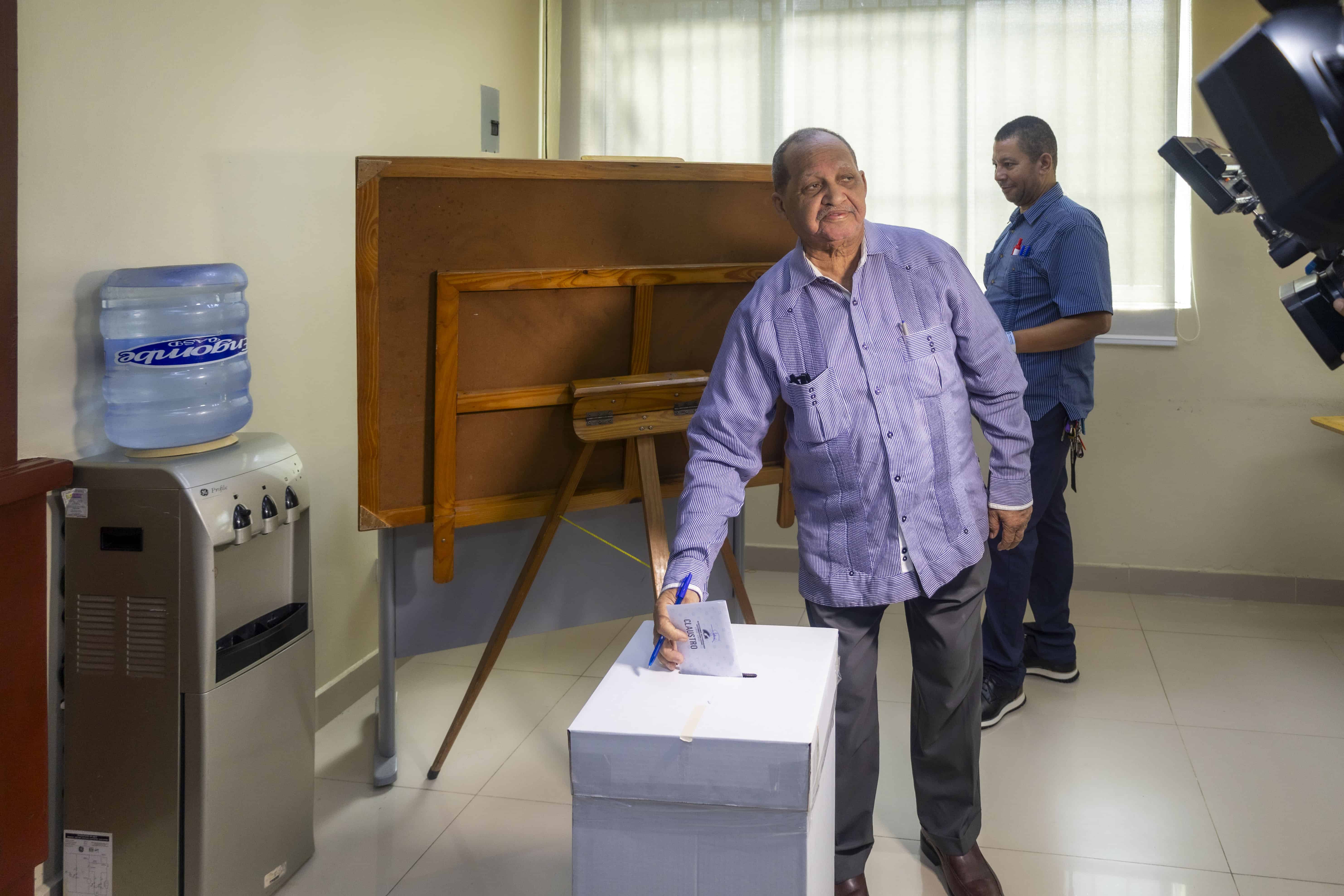 Hombre ejerce su derecho al voto durante la primera vuelta de las elecciones el 17 de junio.