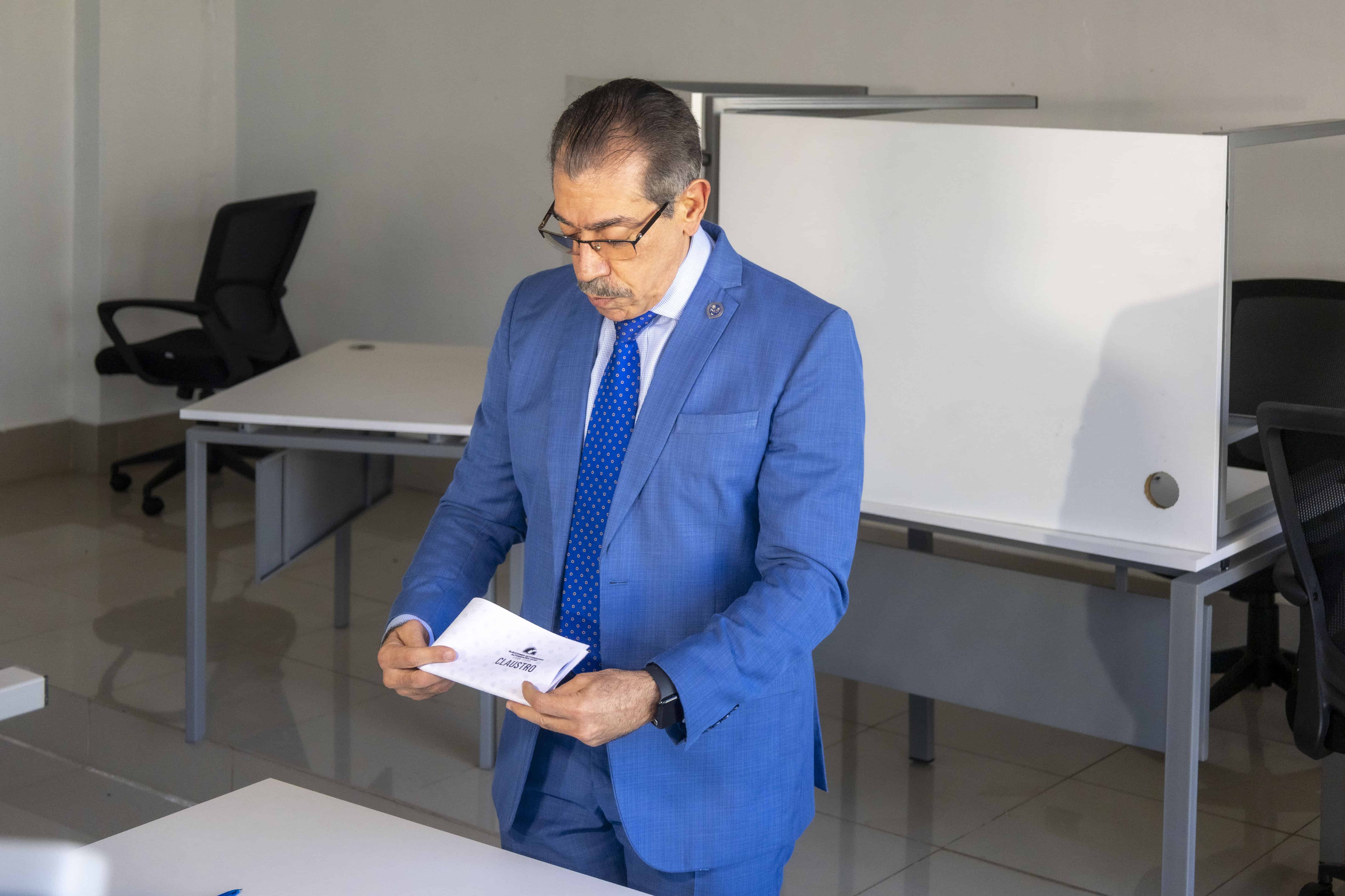 El doctor Jorge Asjana David mientras ejercia su voto en el proceso electoral del pasado 17 de junio donde resulto ganador de la contienda