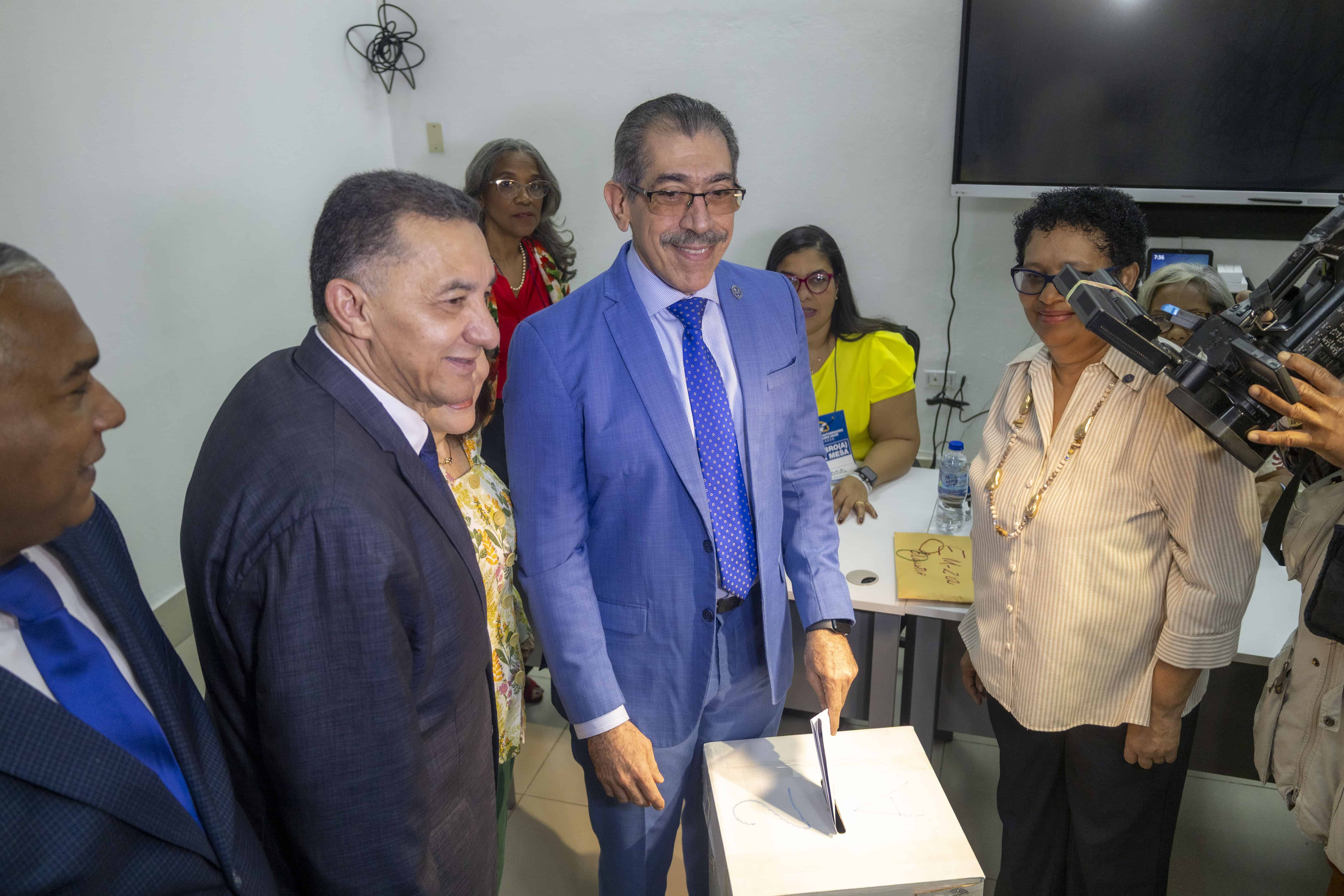 El doctor Jorge Asjana David mientras ejercia su voto en el proceso electoral del pasado 17 de junio donde resulto ganador de la contienda