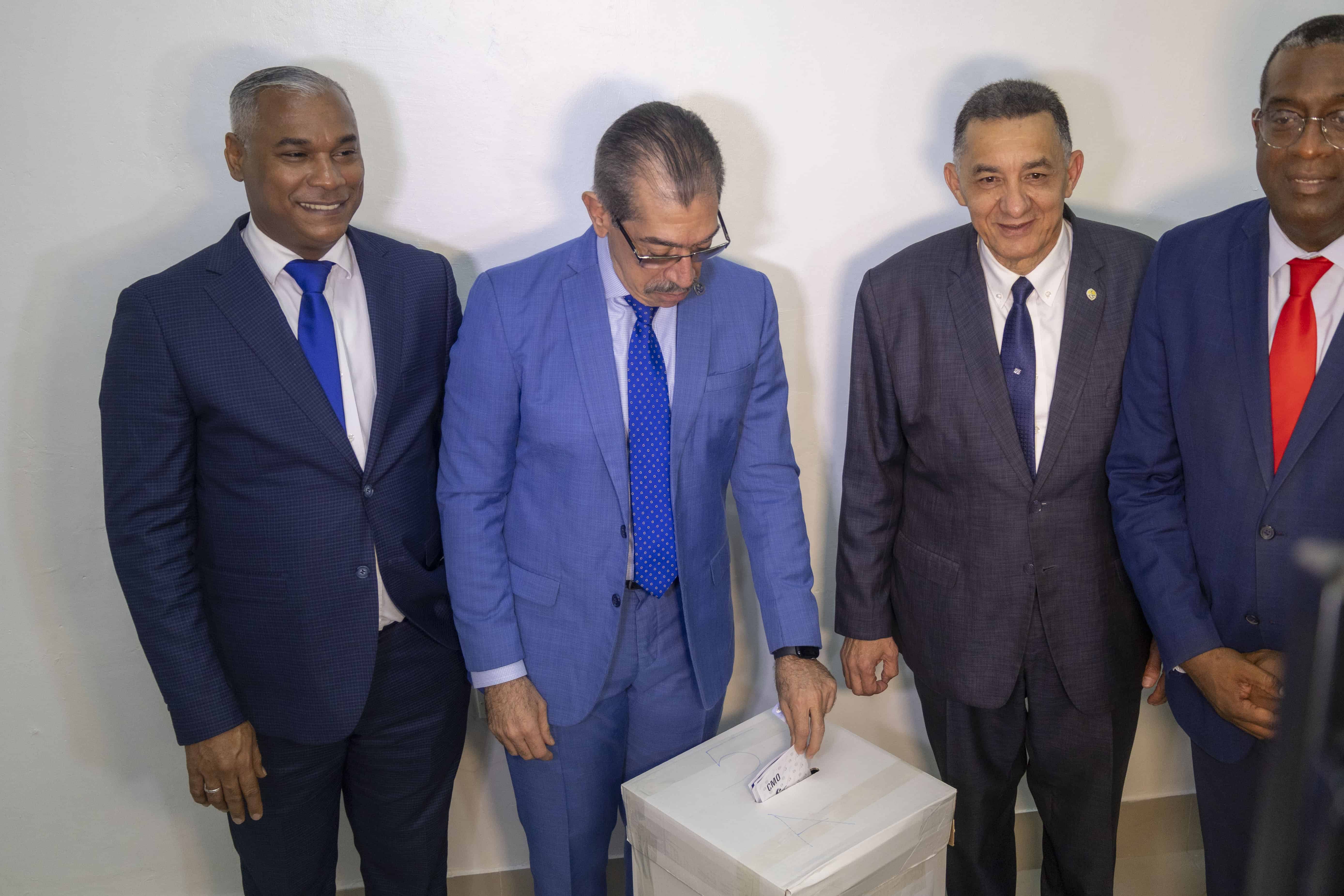 El doctor Jorge Asjana David mientras ejercia su voto en el proceso electoral del pasado 17 de junio donde resulto ganador de la contienda