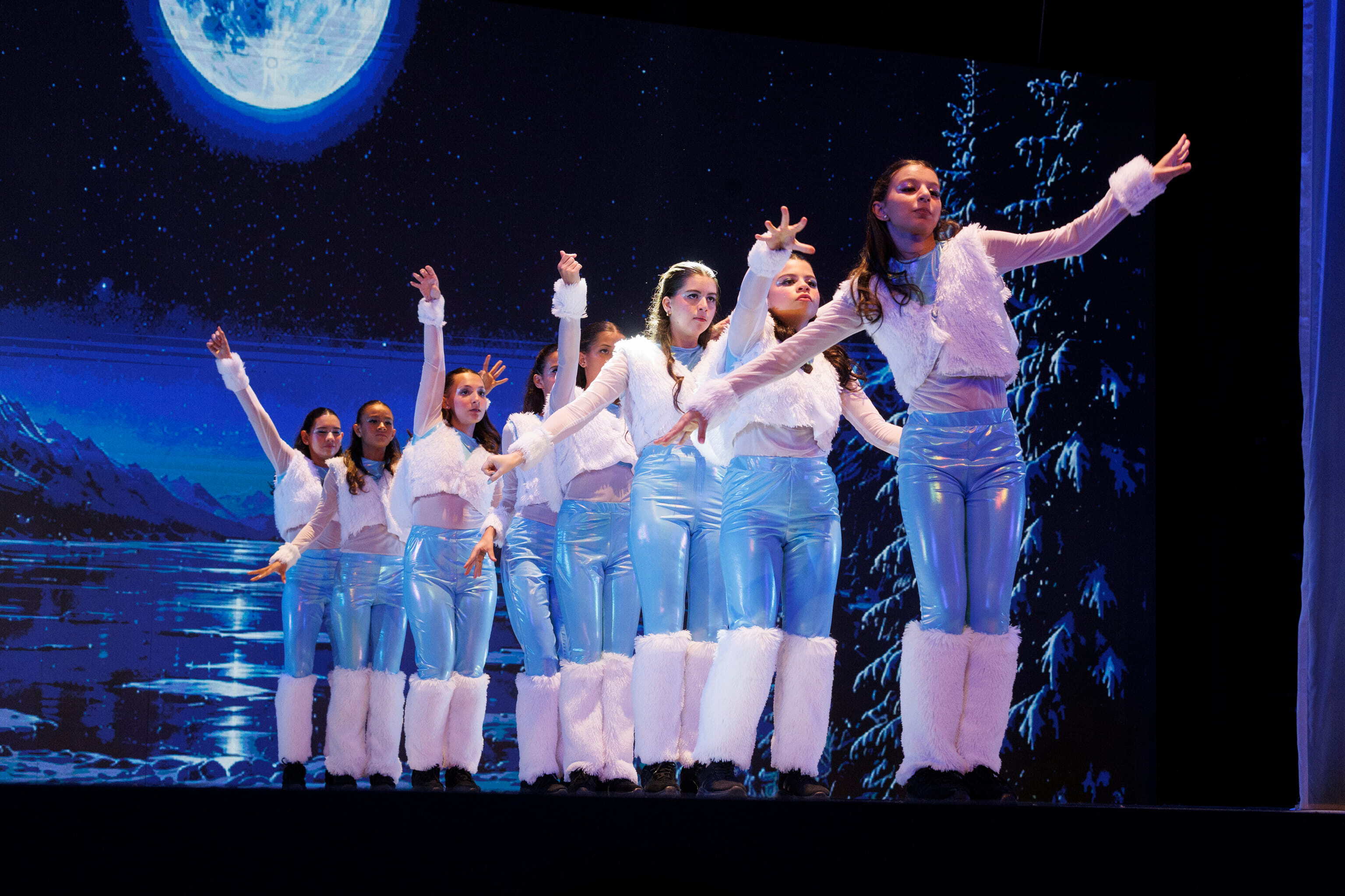 Las estudiantes del ballet se crecen en el escenario.