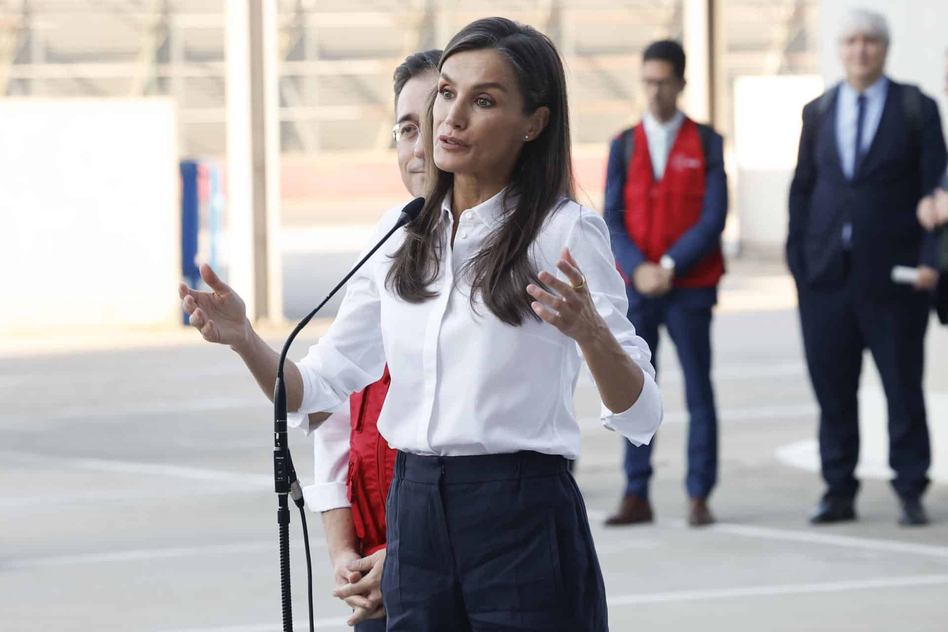 La reina Letizia (d) acompañada por el ministro de Asuntos Exteriores, José Manuel Albares (i) despide este miércoles en el aeropuerto de Barajas al equipo médico de emergencia de la Aecid que se desplegará en Venezuela para atender a las víctimas de los terremotos.
