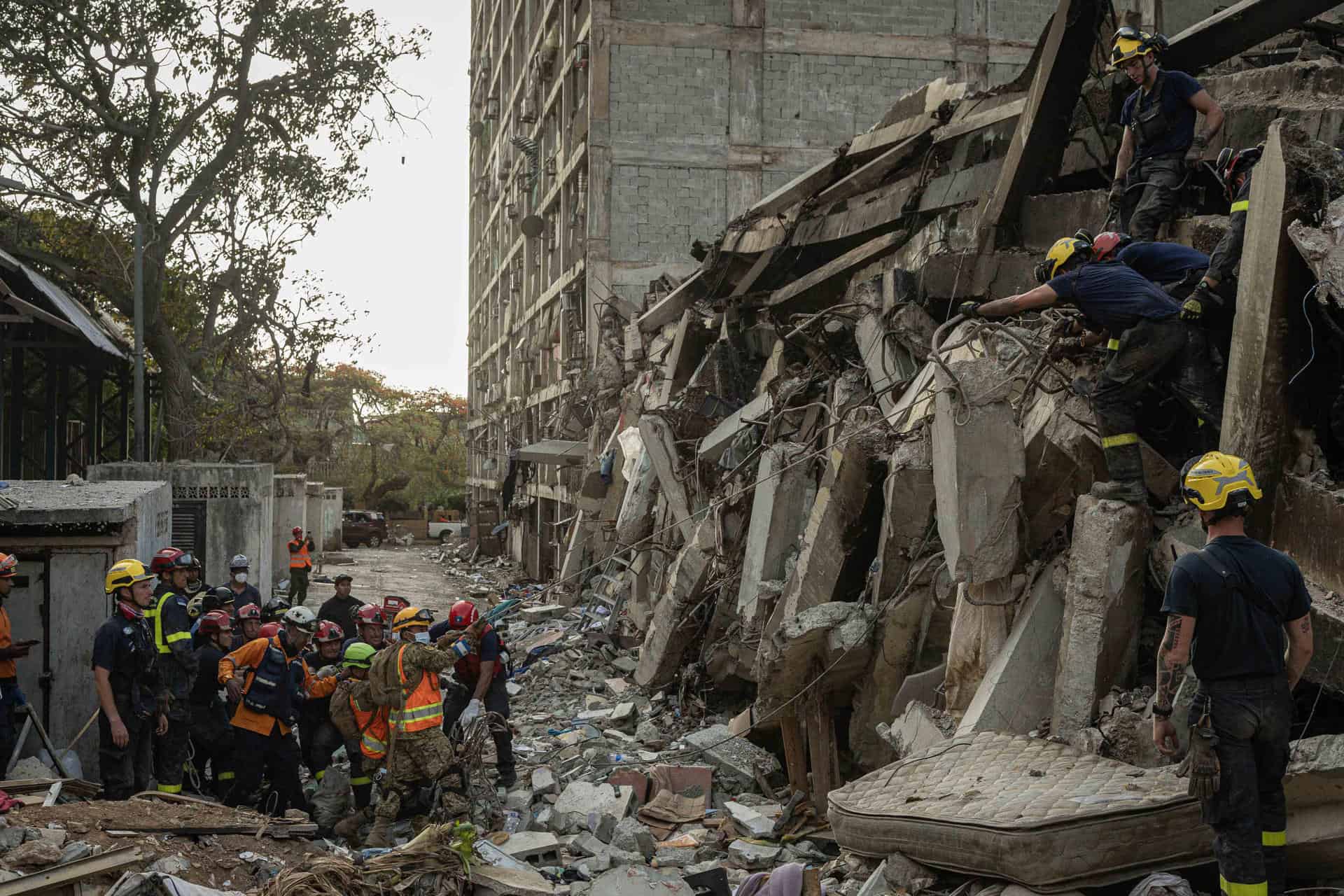 Rescatistas buscan sobrevivientes por el doble terremoto de magnitud 7.2 y 7.5 que sacudieron la zona norte de Venezuela este lunes, en Catia La Mar, estado La Guaira (Venezuela).