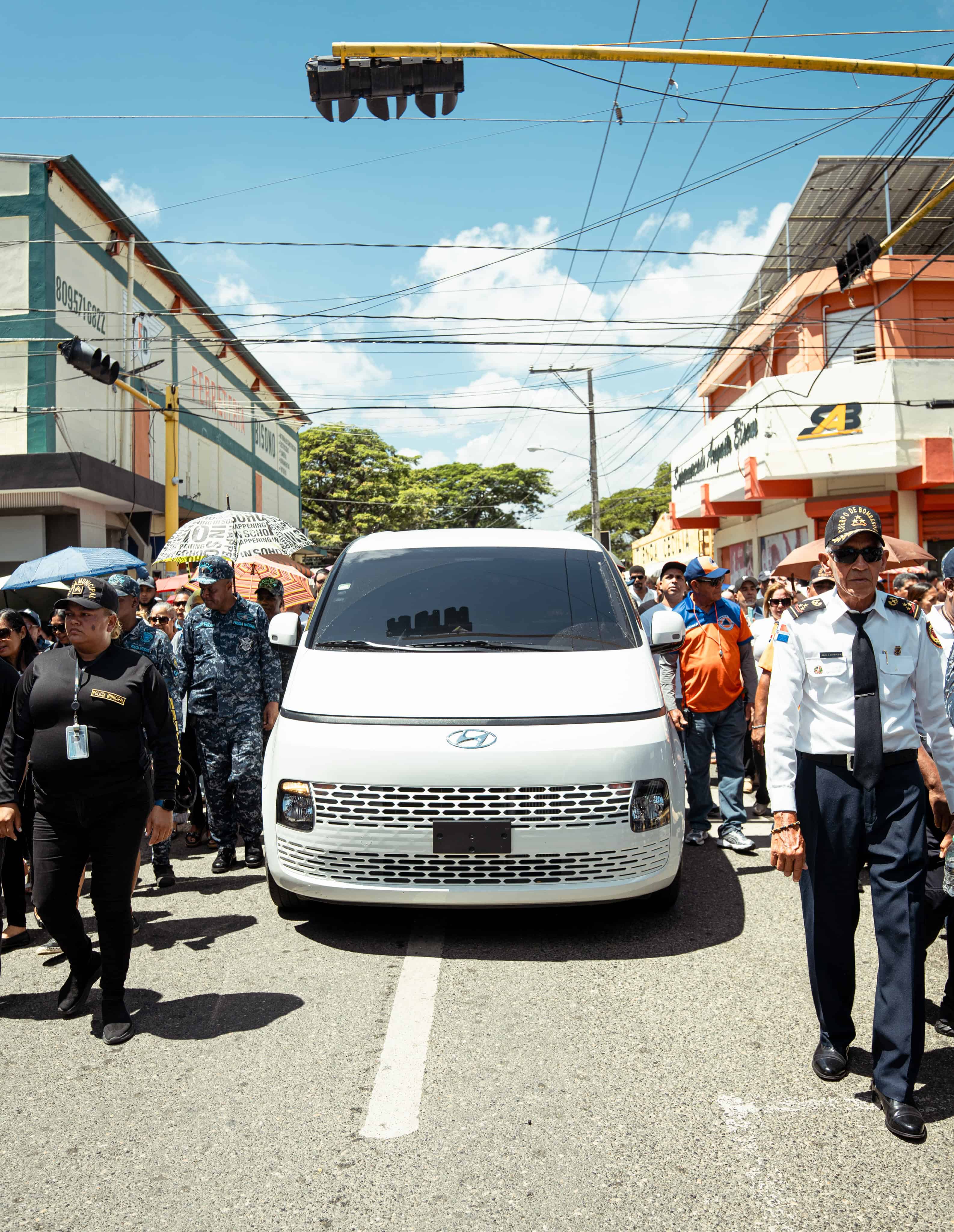 Autoridades y el p&uacute;blico de San Jos&eacute; de las matas,  despiden a Alex Bueno.