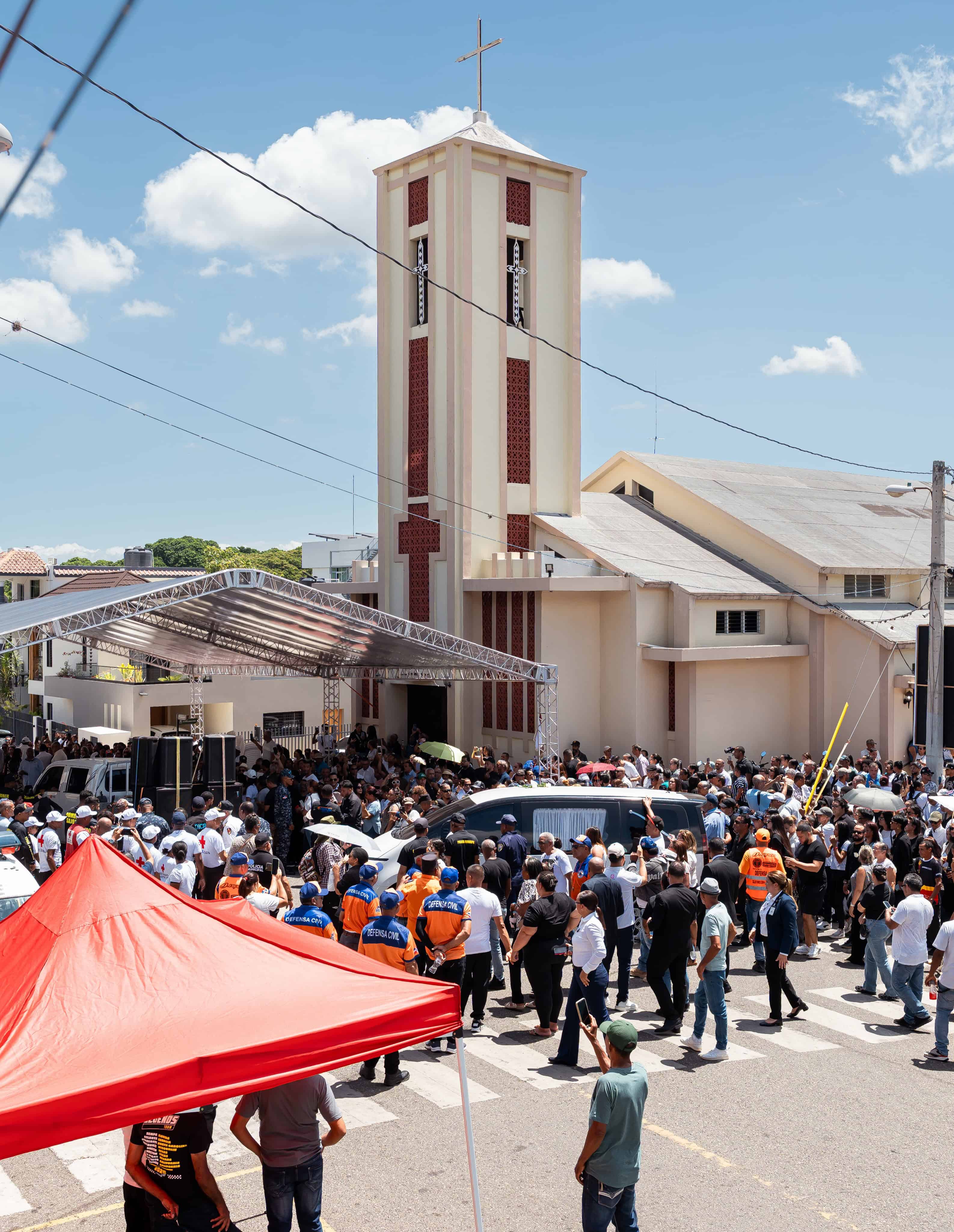 El p&uacute;blico despide a Alex Bueno