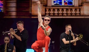 Robbie Williams revoluciona con grandes &eacute;xitos y esp&iacute;ritu futbolero al p&uacute;blico de Sevilla