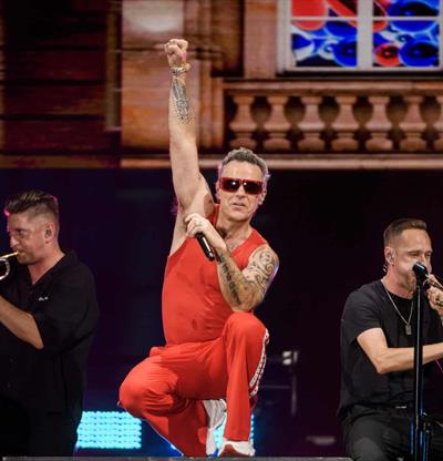 Robbie Williams revoluciona con grandes &eacute;xitos y esp&iacute;ritu futbolero al p&uacute;blico de Sevilla