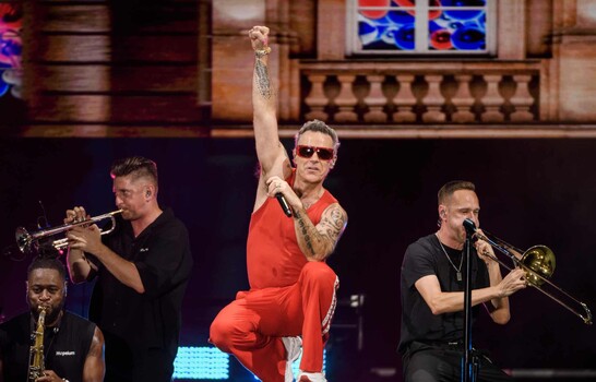 Robbie Williams revoluciona con grandes &eacute;xitos y esp&iacute;ritu futbolero al p&uacute;blico de Sevilla