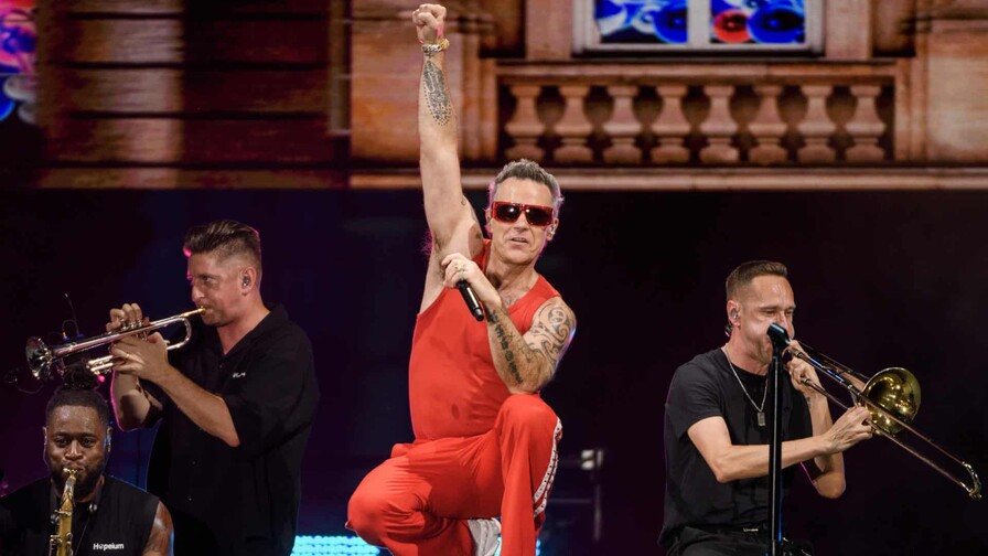 Robbie Williams revoluciona con grandes éxitos y espíritu futbolero al público de Sevilla Robbie Williams revoluciona con grandes éxitos y espíritu futbolero al público de Sevilla