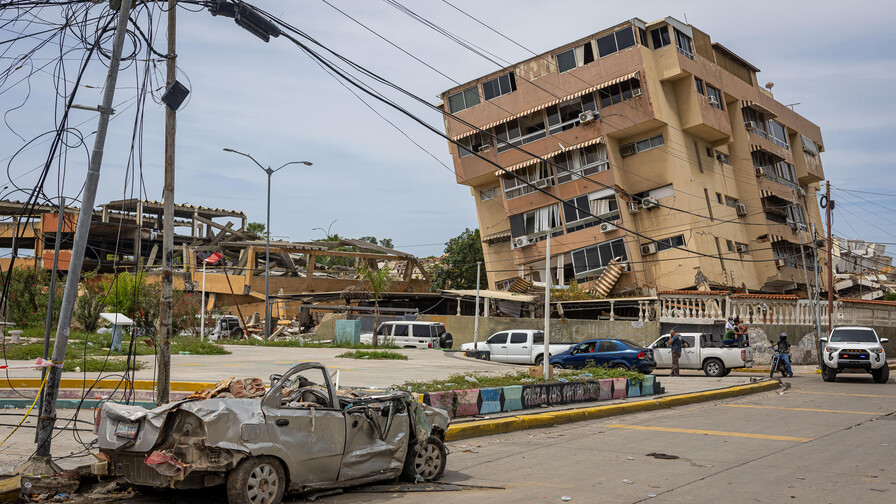 Detienen a cuatro policías en Venezuela por tomar dinero hallado entre los escombros Detienen a cuatro policías en Venezuela por tomar dinero hallado entre los escombros
