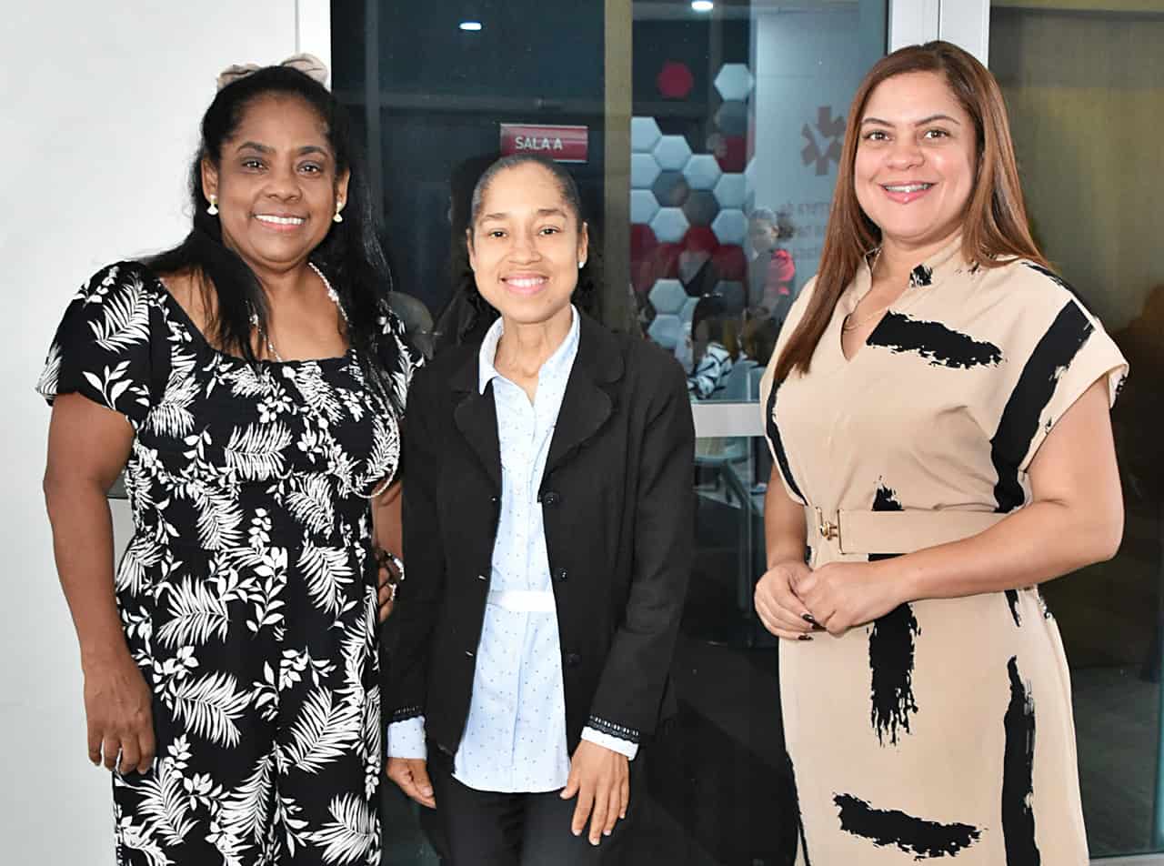 Miguelina Santos, María Mercedes y Nairobi Santos.