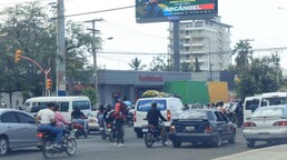 Motoristas detienen el tr&aacute;nsito para escoltar cortejo f&uacute;nebre en Santo Domingo Este