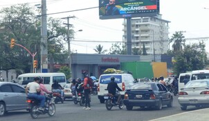Motoristas detienen el tr&aacute;nsito para escoltar cortejo f&uacute;nebre en Santo Domingo Este